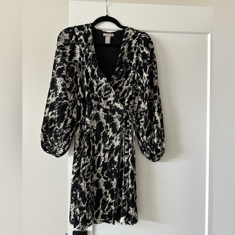 H&M Black and White Short Plisse Long Sleeve Wrap Dress